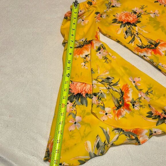 Rose + Olive- Yellow Floral Print Blouse- On or Off the Shoulders- Size Medium - Picture 6 of 9